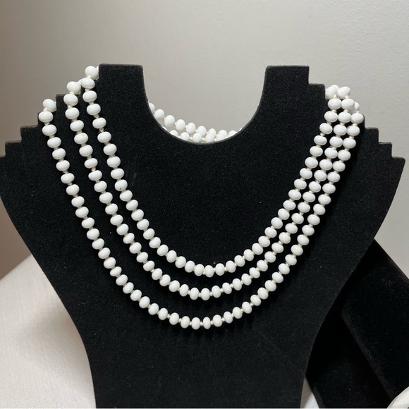 Vintage White Beaded Necklaces and bracelet set. Retro - Picture 6 of 10